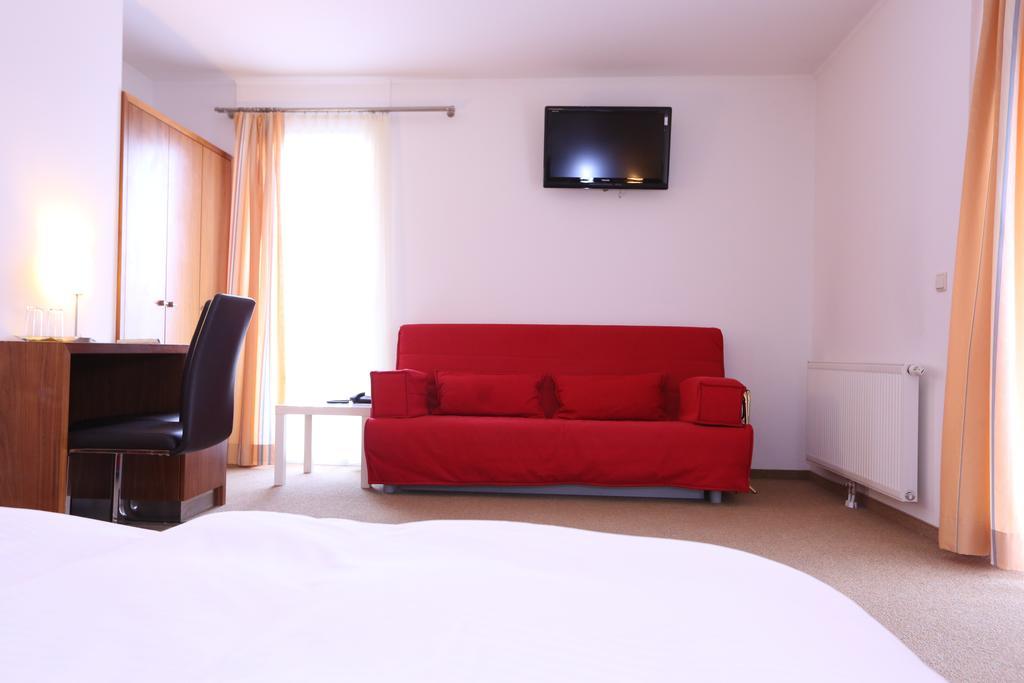 Hotel & Konditorei May Neufeld an der Leitha Quarto foto
