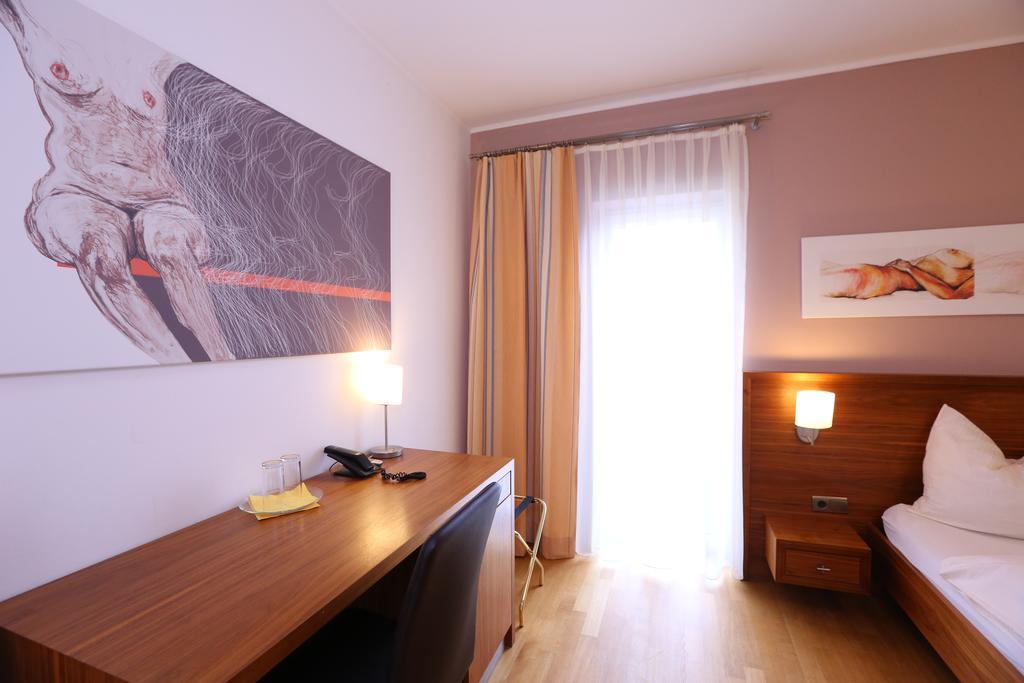 Hotel & Konditorei May Neufeld an der Leitha Quarto foto